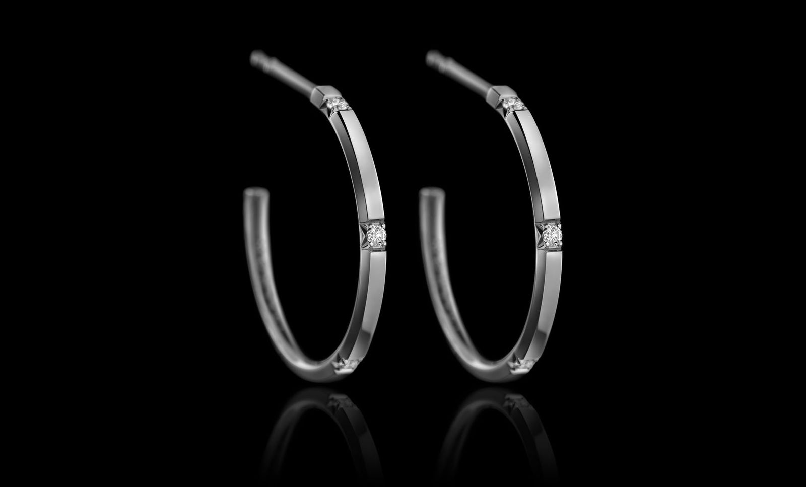 Halo No.4 earring white gold rotated 1920x1160