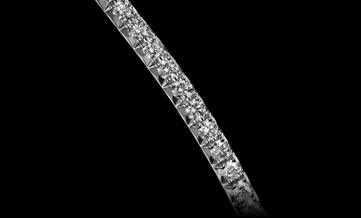 Halo No.6 bangle white gold detail 1920x1160