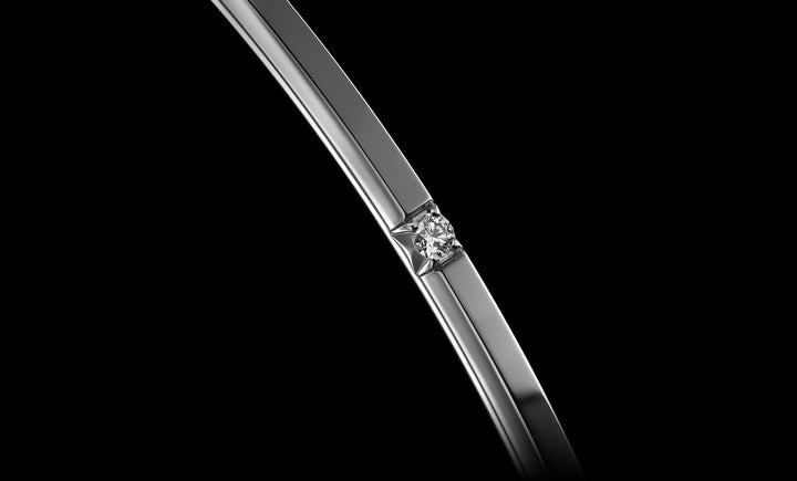 Halo No.7 bangle white gold detail 1920x1160