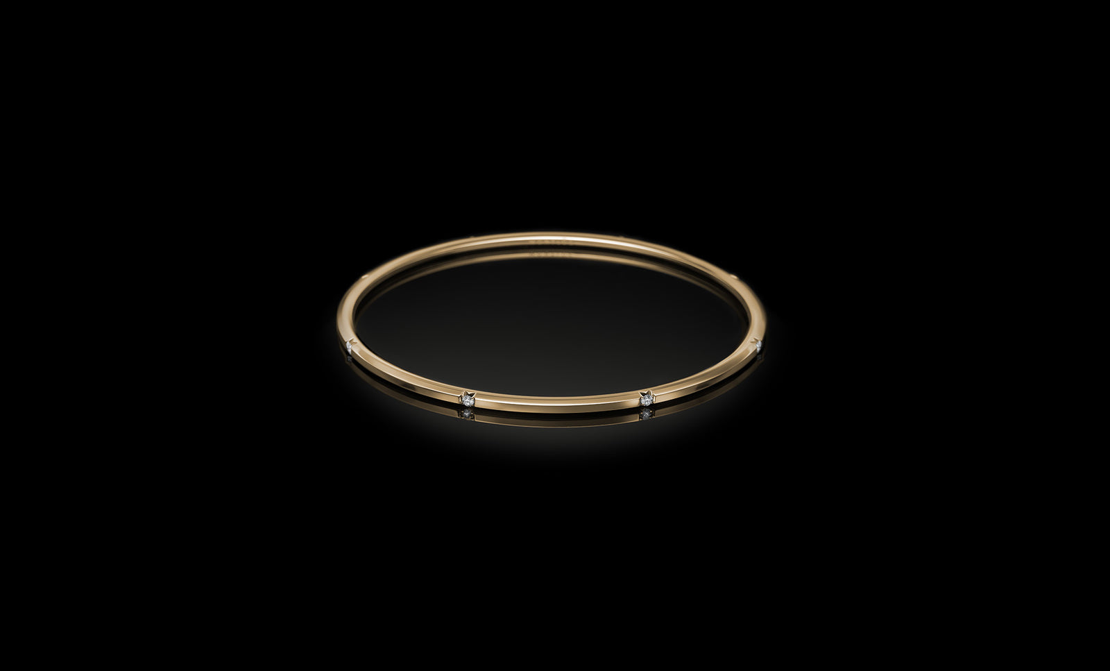 Halo No.7 bangle yellow gold rotated 1920x1160